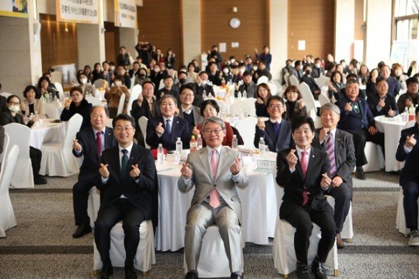 11.사회복지사협회장_취임식_단체하트.JPG