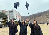 5. (좌측부터)전정은, 배지원, 송자민 경영학과 졸업생.jpg