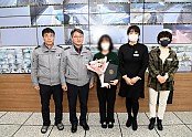 2-2 영주시 CCTV관제센터 표창 (좌측부터 이용배,영주경찰서장 안문기, 관제요원A씨,홍보전산실 실장 조낭,관제센터 팀장 권경환).jpg