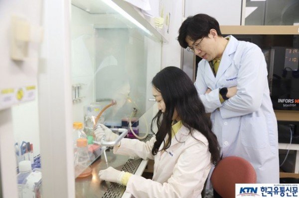 왼쪽부터 조민지 박사, 이동광 박사.jpg