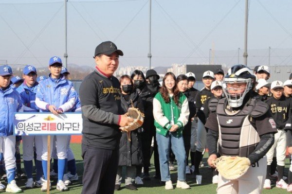 0226 제1회 안동시리틀야구파더스 대회 - 시구하는 권기창 안동시장‘대회 축하’ (6).JPG