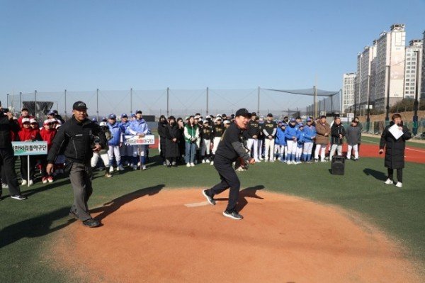 0226 제1회 안동시리틀야구파더스 대회 -시구하는 권기창 안동시장‘대회 축하’ (1).JPG