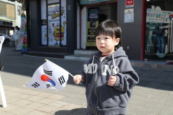 0226 제104주년 3·1절 기념 대형 태극기 만들기 행사 열려 (12).JPG