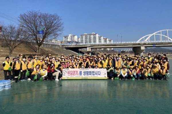 영주-대한적십자사 봉사회 영주시지구협의회 쓰담걷기 캠페인 기념사진.jpg