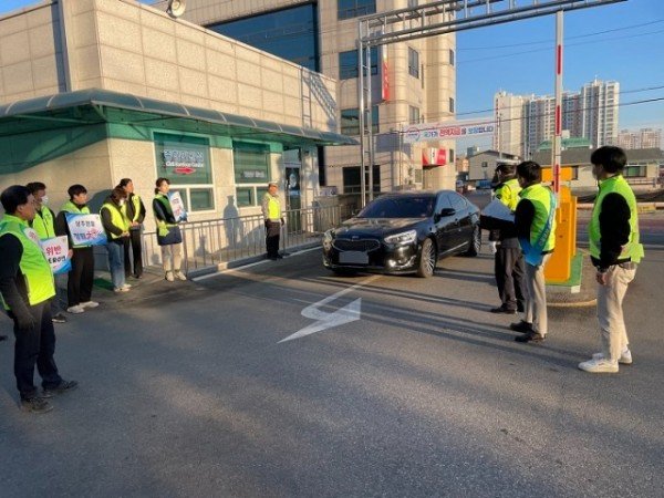 230228(화) 보도자료(상주경찰서 의무위반 예방 출근길 캠페인)사진1.JPG