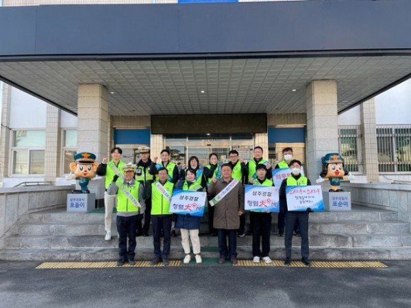 230228(화) 보도자료(상주경찰서 의무위반 예방 출근길 캠페인)사진3.JPG