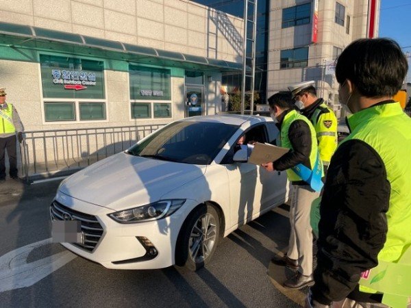 230228(화) 보도자료(상주경찰서 의무위반 예방 출근길 캠페인)사진2.JPG
