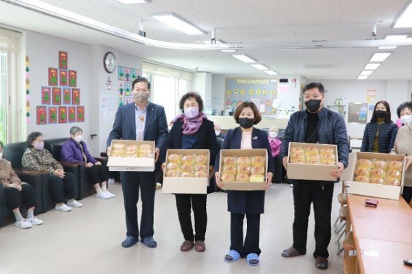 0310-3 안기동지역사회보장협의체 위원장 사랑의 빵나눔 실천 (2).jpg