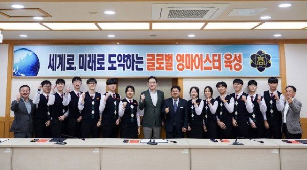 230307_이재용-삼성전자-회장_구미전자공고-방문_단체사진-1.jpg