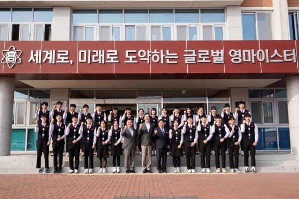 230307_이재용-삼성전자-회장_구미전자공고-방문_단체사진-3.jpg