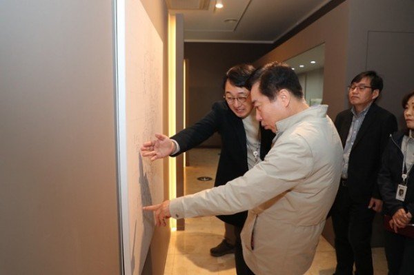 0313 안동민속촌 홍매화 붉은 꽃말울 피기 시작 (8)-시립박물관.JPG