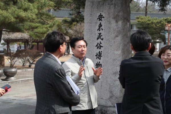 0313 안동민속촌 홍매화 붉은 꽃말울 피기 시작 (6)-시립박물관.JPG