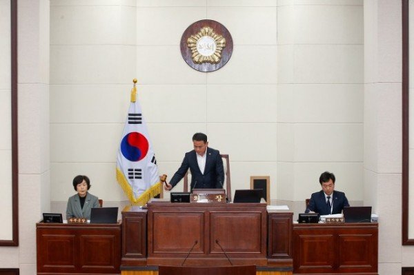 2. 구미시의회 의장석.JPG