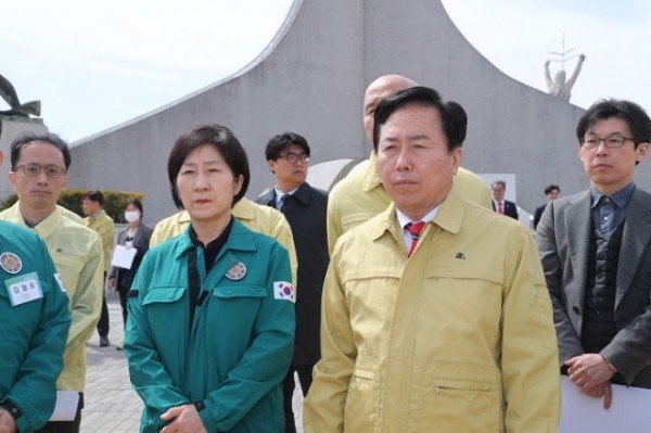 0316_한화진_환경부장관__권기창_시장과_안동댐에서_가뭄_상황_점검_(6)_-안동댐.JPG