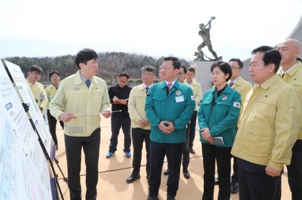 0316_한화진_환경부장관__권기창_시장과_안동댐에서_가뭄_상황_점검_(5)_-안동댐.JPG