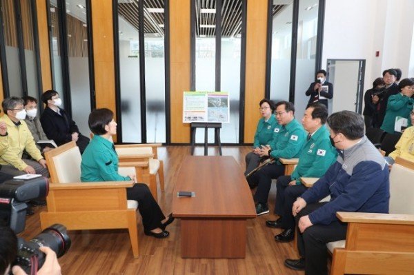 0316_한화진_환경부장관__권기창_시장과_안동댐에서_가뭄_상황_점검_(3)_-안동댐.JPG
