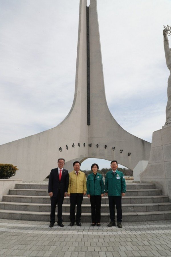 0316_한화진_환경부장관__권기창_시장과_안동댐에서_가뭄_상황_점검_(2)_-안동댐.JPG