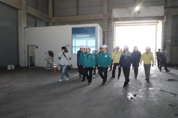 0316_한화진_환경부장관__권기창_시장과_안동댐에서_가뭄_상황_점검_(1)-맑은누리파크.JPG