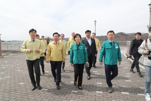 0316_한화진_환경부장관__권기창_시장과_안동댐에서_가뭄_상황_점검_(1)_-안동댐.JPG