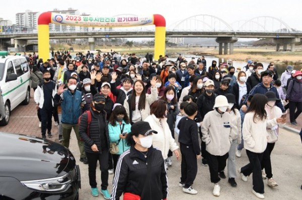 2023년 영주시민 건강걷기대회 참가자들이 손을 흔들며 걷고있다..JPG