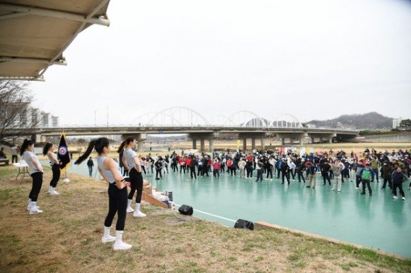 2023년 영주시민 건강걷기대회 (참가자들이 걷기 전 준비운동을 하고있다.).JPG