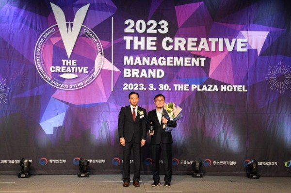 영주-1-2 영주시, 대한민국 창조경영 2023 _역사문화관광도시브랜드_ 부문 수상 (좌측부터 황인태 심사위원장, 송호준 영주부시장).jpg