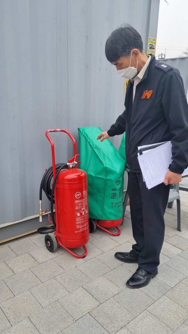 사진 - 공사장 임시소방시설을 살피고 있다.jpg