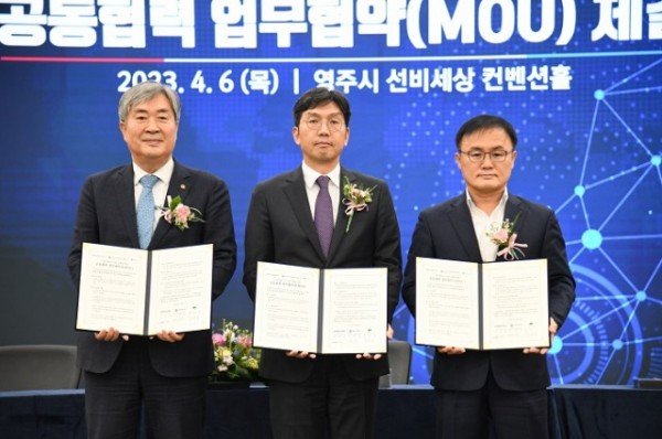 영주-1-2 트라이볼로지 기술협력 업무협약 체결서명(좌측부터 이낙규 한국생산기술연구원장, 이준표 삼성전자 상무, 송호준 영주부시장).jpeg