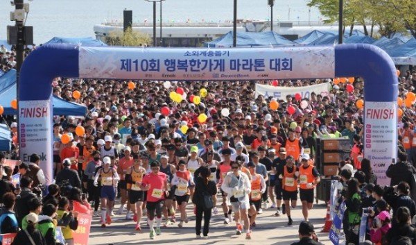청년 자원봉사단 위아원이 지난 9일 여의도 한강공원에서 열린 제10회 행복한가게 마라톤대회에 참가해 참가비 전액을 기부했다.JPG