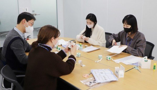 도레이첨단소재 직원들이 시각장애 아동을 위한 점자큐브를 만들고 있다.JPG