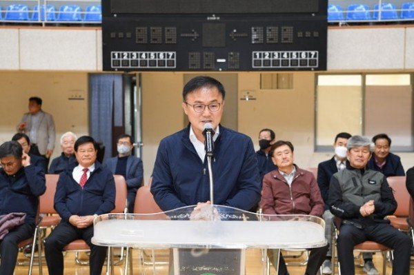 영주2-2 송호준 영주시 부시장의 선수단 격려.jpg