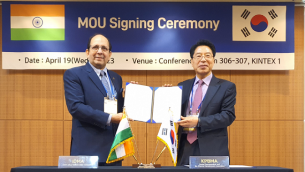 [사진2]_19일_경기_고양시_킨텍스에서_한국제약바이오협회와_인도_제약협회(IDMA)가_업무협약(MOU)을_체결하고,_장병원_한국제약바이오협회_부회장(사진_오른쪽)과_다라_파텔_IDMA_사무총장이_기념촬영을_하고_있다..png