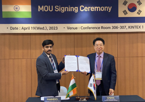 [사진1]_19일_경기_고양시_킨텍스에서_한국제약바이오협회와_인도_의약품수출입협회가_업무협약(MOU)을_체결하고,_장병원_한국제약바이오협회_부회장(사진_오른쪽)과_S_무랄리_크리슈나_인도_의약품수출입협회_국장이_기념촬영을_하고_있다..png
