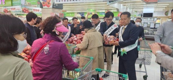 영주-1 27일 고양유통센터에서 영주 우수 농특산물 판촉행사가 진행됐다 (1).jpeg