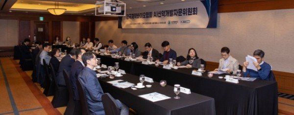 [사진2]_지난_26일_강남구_그랜드인터컨티넨탈_서울_파르나스에서_열린_2023년_1차_AI신약개발자문위원회에서_위원들이_논의를_진행하고_있다.jpg