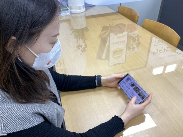 영주-2-4 영주장날 쇼핑몰에서 5월 한달간 가정의달 기획전을 진행한다(스마트폰에서 쇼핑몰 이용모습).JPG