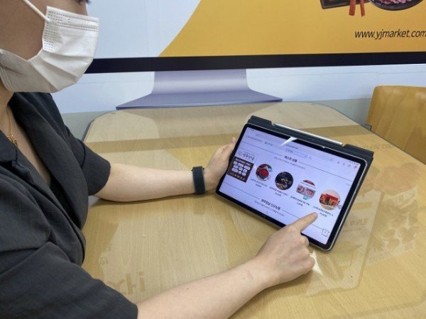 영주-2-2 영주장날 쇼핑몰에서 5월 한달간 가정의달 기획전을 진행한다(테블릿PC에서 쇼핑몰 이용모습).JPG