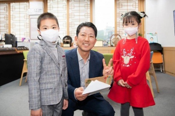 [아동친화과] 시장님께 손수 작성한 초청장 전달.jpg