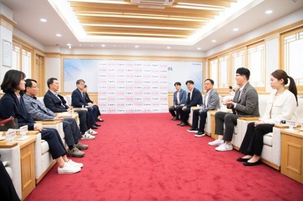 [가족보육고] 삼성전자 구미사회공헌센터 후원금 기탁 4.JPG