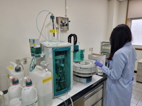 7.하수처리장_방류수_시료_분석_사진.jpg