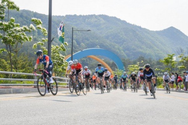 영주2-5 참가선수들이 코너를 돌고 있다.jpg