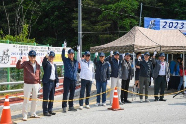 영주2-2 내빈들이 시총을 준비하고 있다.jpg