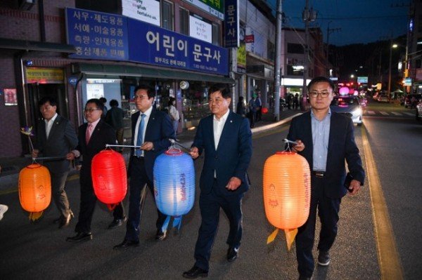 영주4-3 주요 내빈들이 영주초등학교를 시작으로 연등행렬을 하고 있다.jpg