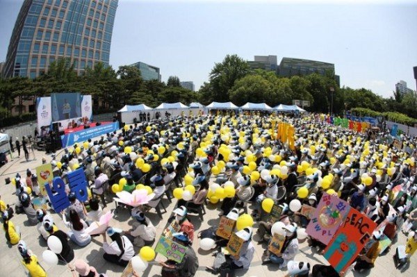 3_HWPL_대구경북지부가_25일_대구_국채보상운동기념공원에서_피켓을_들고_평화를_염원하고_있다_.jpg