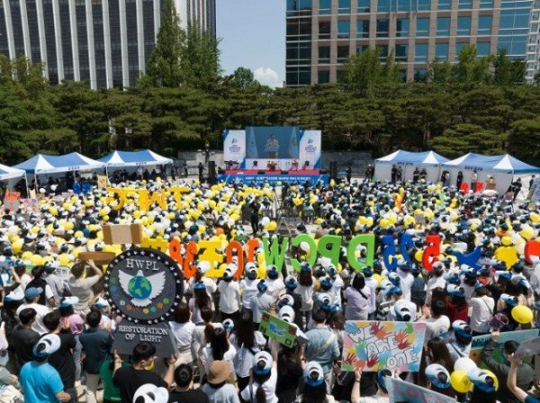 2_HWPL_대구경북지부가_25일_대구_국채보상운동기념공원에서_피켓을_들고_평화를_염원하고_있다_.jpg