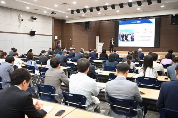 5.26 정책환경의 변화와 공공리더십의 역할 춘계 학술대회(김학홍 행정부지사)4.jpeg