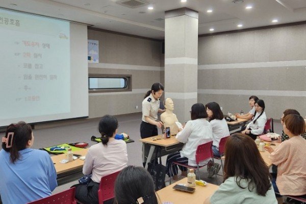 영주-6-1 영주시는 2일 148아트스퀘어에서 놀이활동가 교육 수강생 대상 응급처치 교육을 진행했다.jpg
