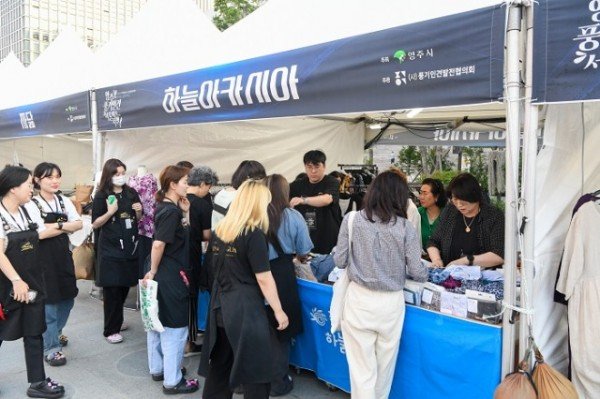 영주-1-4 행사장 판매 부스는 인견을 구입하려는 서울시민들로 붐볐다.jpeg