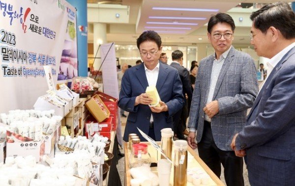 K-경북푸드 전시홍보 판촉행사(KMT사, 경북식품 부스, 오른쪽- KMT사 대표 이 마테오).jpg