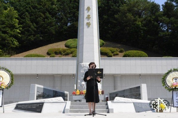 영주1-9 제68회 현충일 추념식에서 헌시낭송을 진행했다.jpg